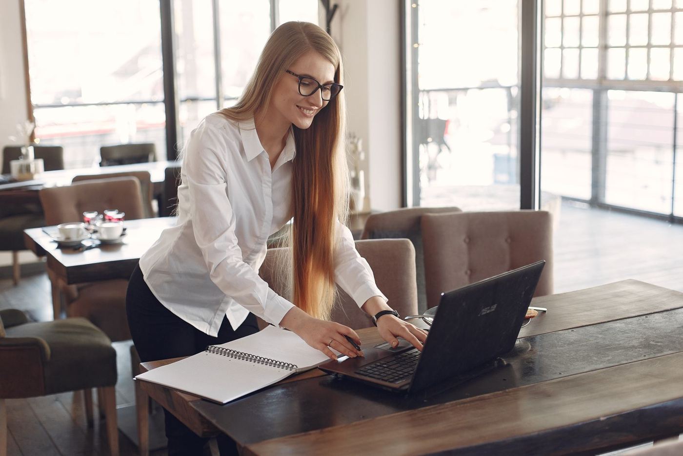 Empreendedora trabalhando no notebook em uma mesa